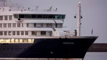 Круїзний лайнер MV Hondius прибуває до порту Гранаділья-де-Абона на острові Тенеріфе (Іспанія) після спалаху хантавірусу, 10 травня 2026 року / Фото: Reuters