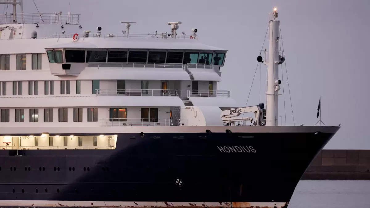 Круизный лайнер MV Hondius прибывает в порт Гранадилья-де-Абона на острове Тенерифе (Испания) после вспышки хантавируса, 10 мая 2026 года / Фото: Reuters