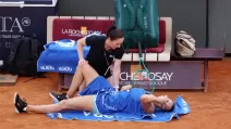 Арина Сабаленка отримує медичну допомогу після травми, отриманої під час матчу 1/16 фіналу проти румунки Сорани Кирсті / Фото: Reuters