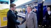 Pistorius is greeted by the German ambassador to Ukraine at the train station in Kyiv / Photo: picture alliance/dpa