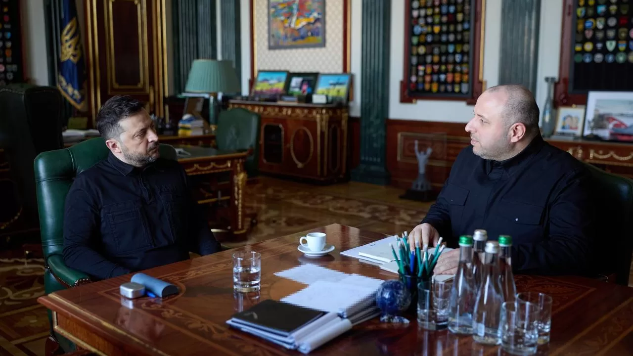 Rustem Umerov briefs Volodymyr Zelenskyy on the outcome of his meetings with Steve Witkoff and Jared Kushner in the U.S. / Photo: Office of the President