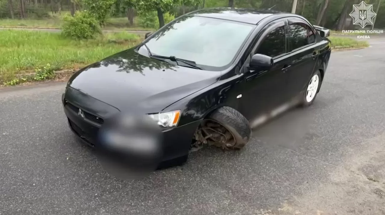 Поврежденный Mitsubishi Lancer / Фото: Патрульная полиция Киева