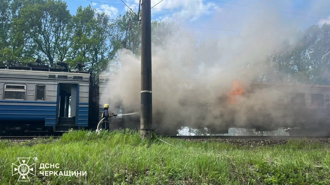 Ліквідація пожежі в електропотягу на Черкащині / Фото: ДСНС
