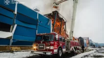 Спасатели на заводе «Филип Моррис» под Харьковом после удара российской ракеты / Фото: ГСЧС 