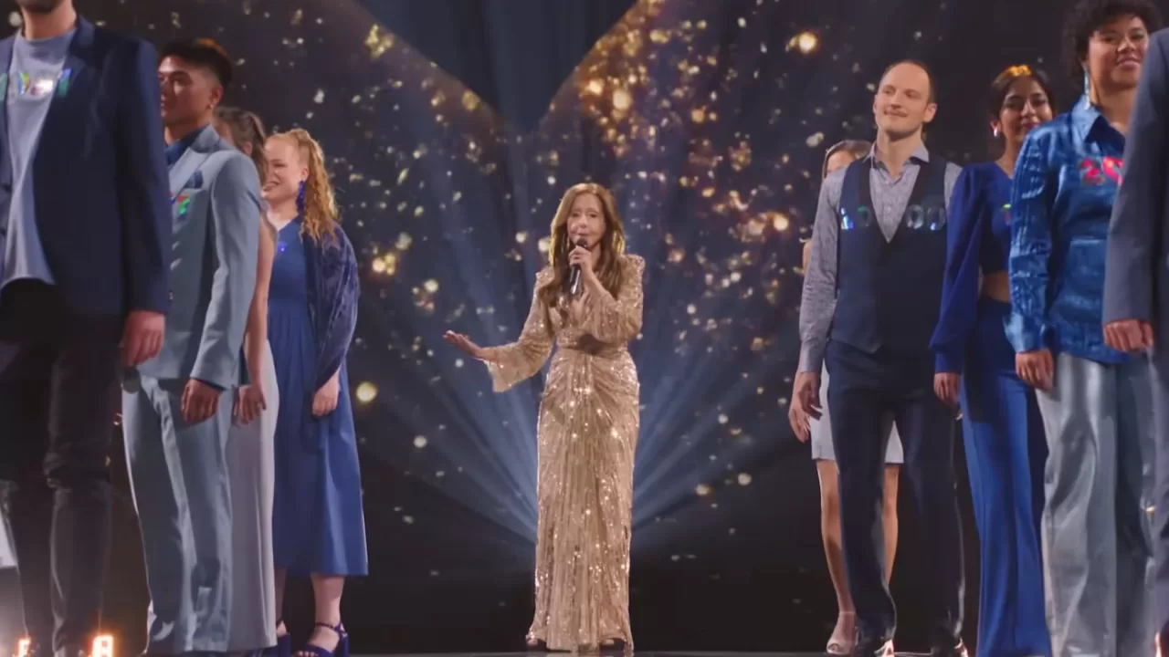 Вікі Леандрос виконує пісню «L'Amour Est Bleu» у якості відкриваючого номера під час першого півфіналу конкурсу «Євробачення» у «Вінер Штадтхалле», Відень, 2026 рік / Скриншот