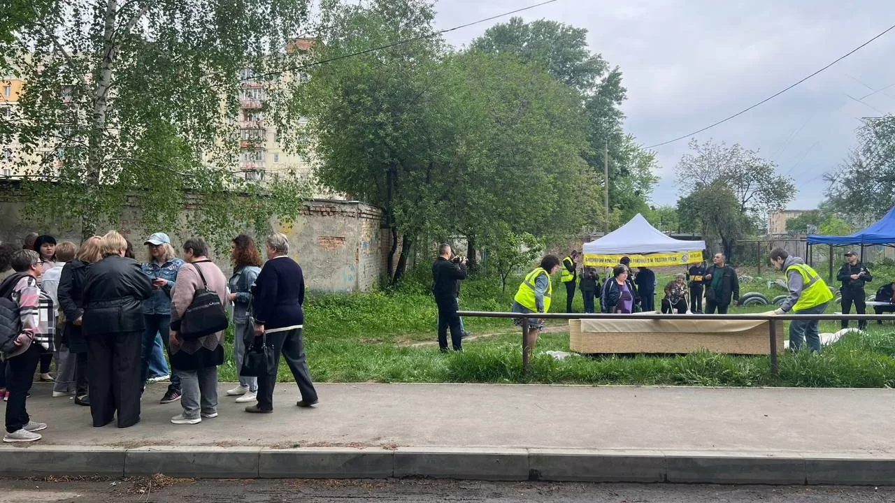 У Полтаві після нічної атаки розпочали видачу матеріалів із міського резерву для першочергового закриття пошкоджених вікон / Фото: t.me/kateryna_yamshchikova
