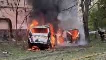 В Одесі після падіння уламків БпЛА загорілися автомобілі біля житлового будинку / Фото: Одеська ОВА