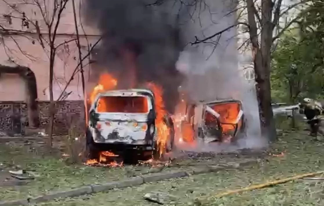 В Одесі після падіння уламків БпЛА загорілися автомобілі біля житлового будинку / Фото: Одеська ОВА