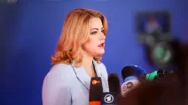 Прем'єр-міністр Евіка Сіліна виступає перед журналістами, 24 квітня 2026 року / Фото Reuters