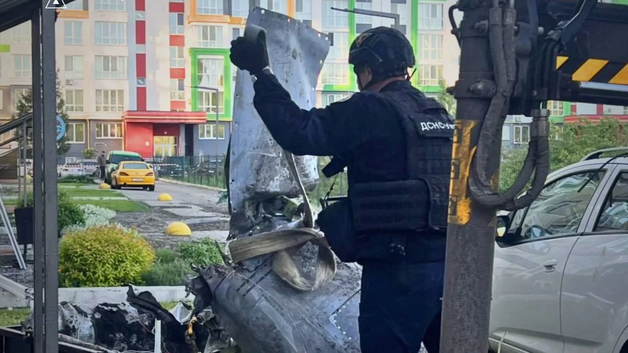 Під Києвом у будинку виявили частину російської ракети, що не здетонувала / Фото: ДСНС