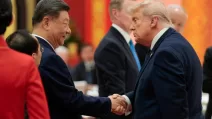 Президент Китая Си Цзиньпин и президент США Дональд Трамп пожимают друг другу руки на государственном банкете в Большом зале народа в Пекине, Китай, 14 мая 2026 года / Фото: REUTERS/Evan Vucci