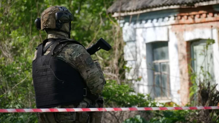 Спецпризначенець на місці вбивства поліцейського / Фото: Нацполіція