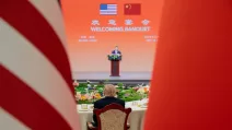Президент Трамп сидит, пока председатель Китая Си Цзиньпин произносит речь на государственном банкете в Большом зале народных собраний в Пекине, 14 мая / Фото Reuters