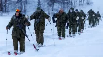 Військовослужбовці 41-ї канадської бригадної групи, що входить до складу оперативної групи «Грізлі», патрулюють місцевість на лижах у рамках розгортання Збройних сил Канади для участі в «Операції Нанук-Нуналівут» — щорічної серії навчань, покликаних продемонструвати здатність збройних сил захищати канадську Арктику, в Єллоунайфі, Північно-Західні території, Канада, 16 лютого 2026 року / Фото Reuters