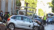 Автомобіль, який в'їхав у натовп пішоходів, евакуюють з місця події після того, як у центрі міста Модена на півночі Італії 16 травня 2026 року кілька людей отримали поранення / Фото: REUTERS