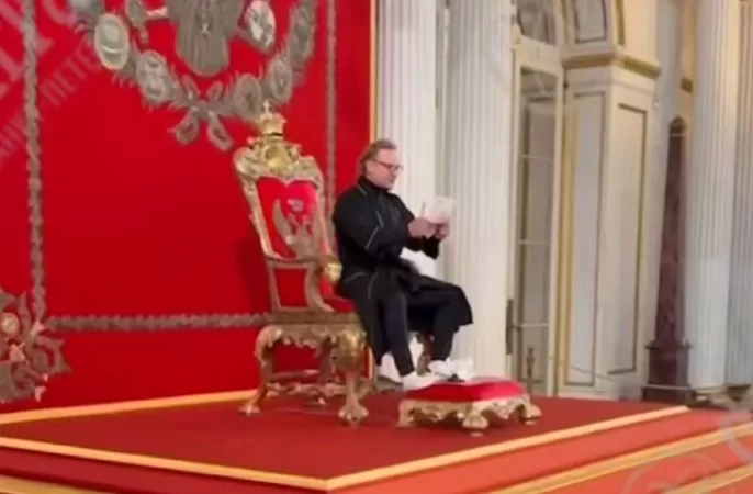 В Ермітажі затримали чоловіка, який заліз на царський трон і дістав ножі / Скриншот