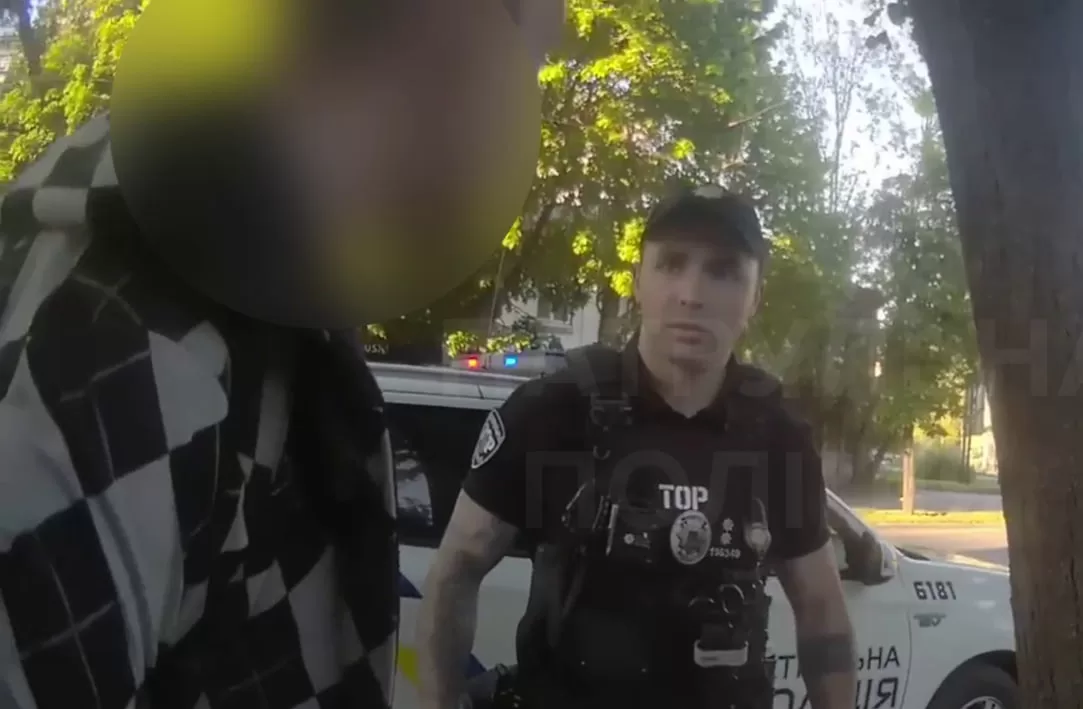Затримання озброєного чоловіка у Житомирі / Скриншот