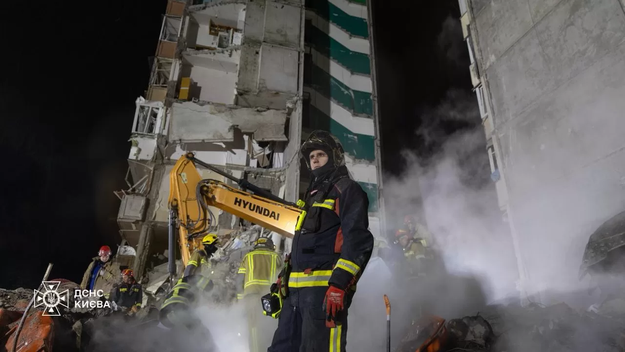 В ніч на 14 травня росія здійснила ракетно-дроновий обстріл Києва. Загинуло 24 людини / Фото: ДСНС