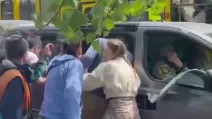У Львові натовп пошкодив бус ТЦК після конфлікту на Підзамчі / Скриншот