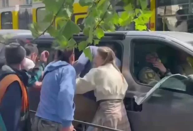 Во Львове толпа повредила микроавтобус ТЦК после конфликта в Подзамче / Скриншот