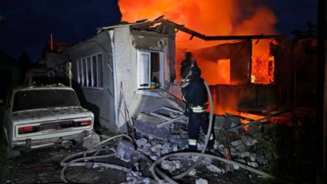 Пожежа після російського удару по Вільнянську / Фото: Запорізька ОВА
