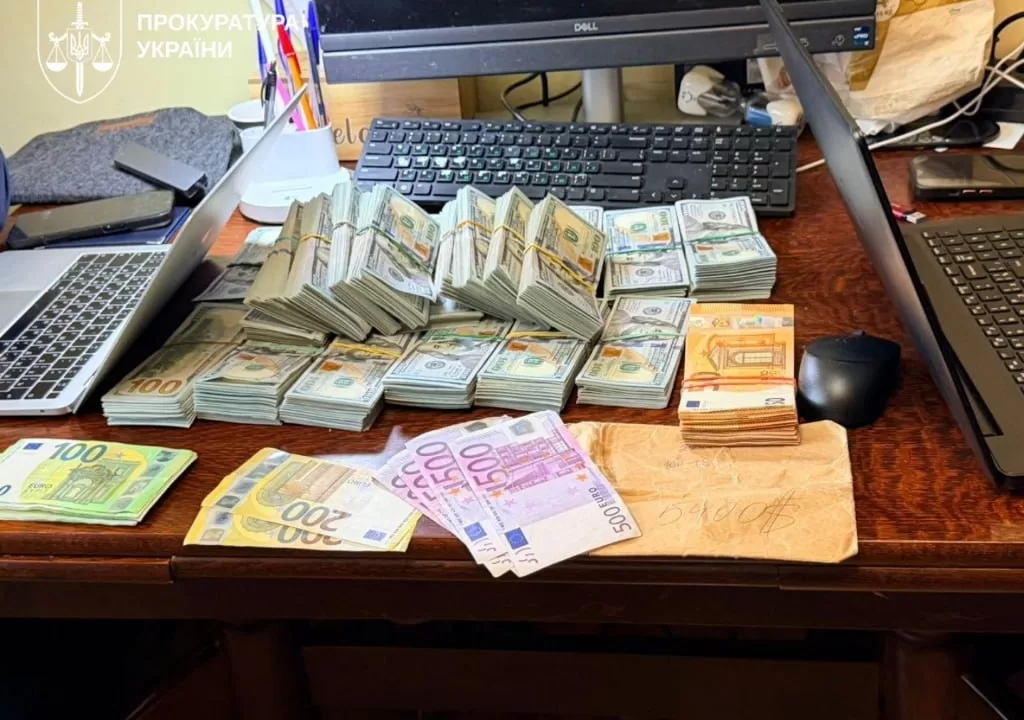 Вилучені у топпосадовців Нацполіції гроші та автівки / Фото: Офіс генпрокурора