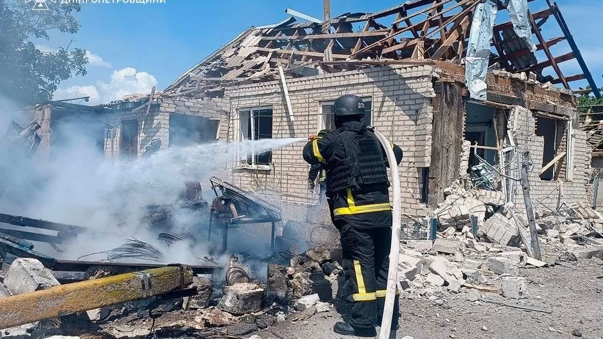 Внаслідок російських обстрілів 1 людина загинула, ще 2 постраждали / Фото: ДСНС