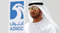Чоловік з ОАЕ біля логотипу компанії ADNOC у місті Рувайс, Об'єднані Арабські Емірати, 14 травня 2018 року / Фото Reuters