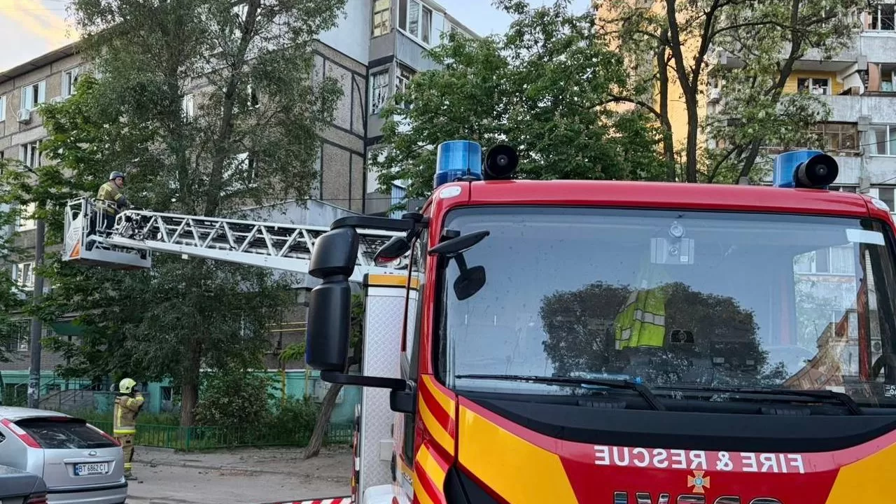 Спасатели на месте российского удара по Днепру 21 мая / Фото: Днепропетровская ОВА