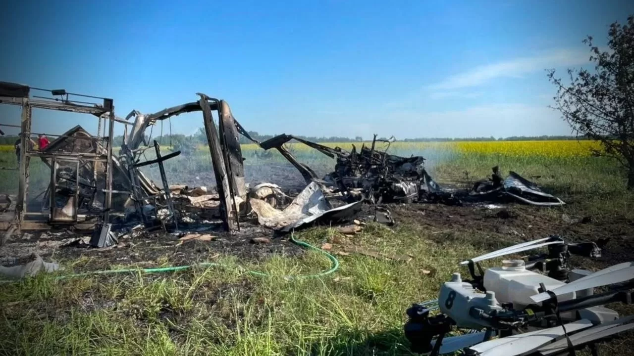 Знищений російським БпЛА автомобіль на Чернігівщині / Фото: ДСНС