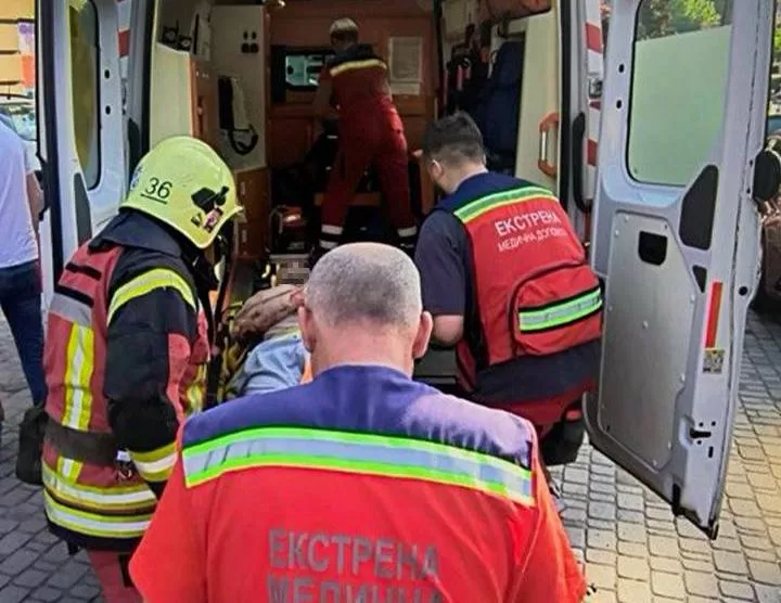 Госпитализация пострадавшего в результате падения с 8 этажа в Ирпене / Фото: ГСЧС