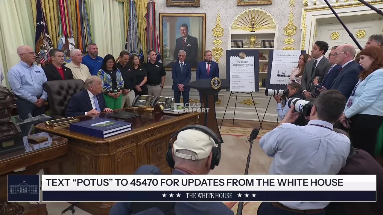 Дональд Трамп під час спілкування з журналістами у Білому домі / Скриншот