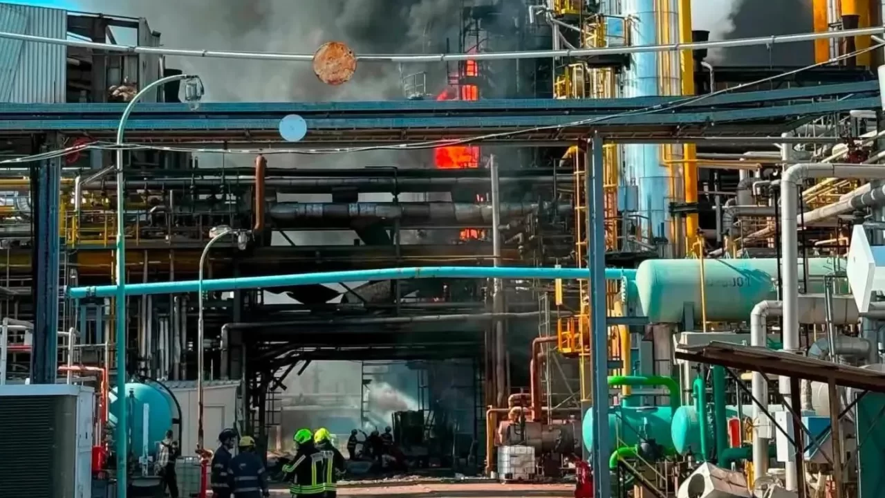 Пожар после взрыва на заводе Mol в Венгрии / Фото: Telex