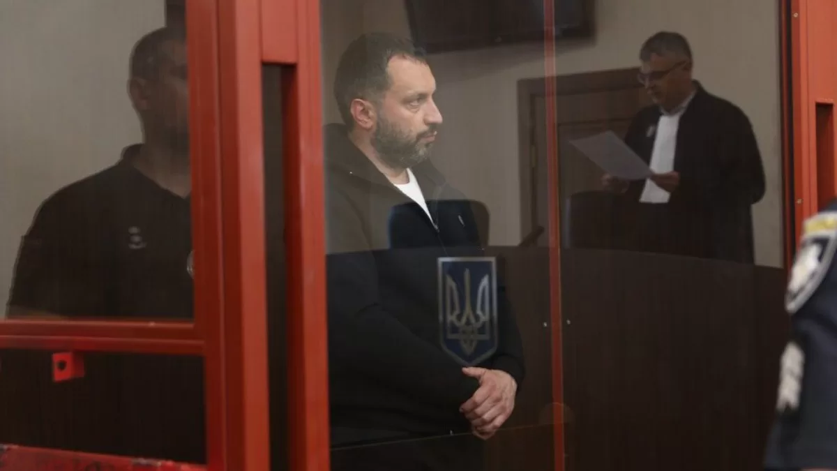 Перший заступник начальника Головного управління Національної поліції в Тернопільській області Андрій Ткачик під час судового засідання у Печерському районному суді міста Києва, 21 травня 2026 року / Фото: Суспільне Новини