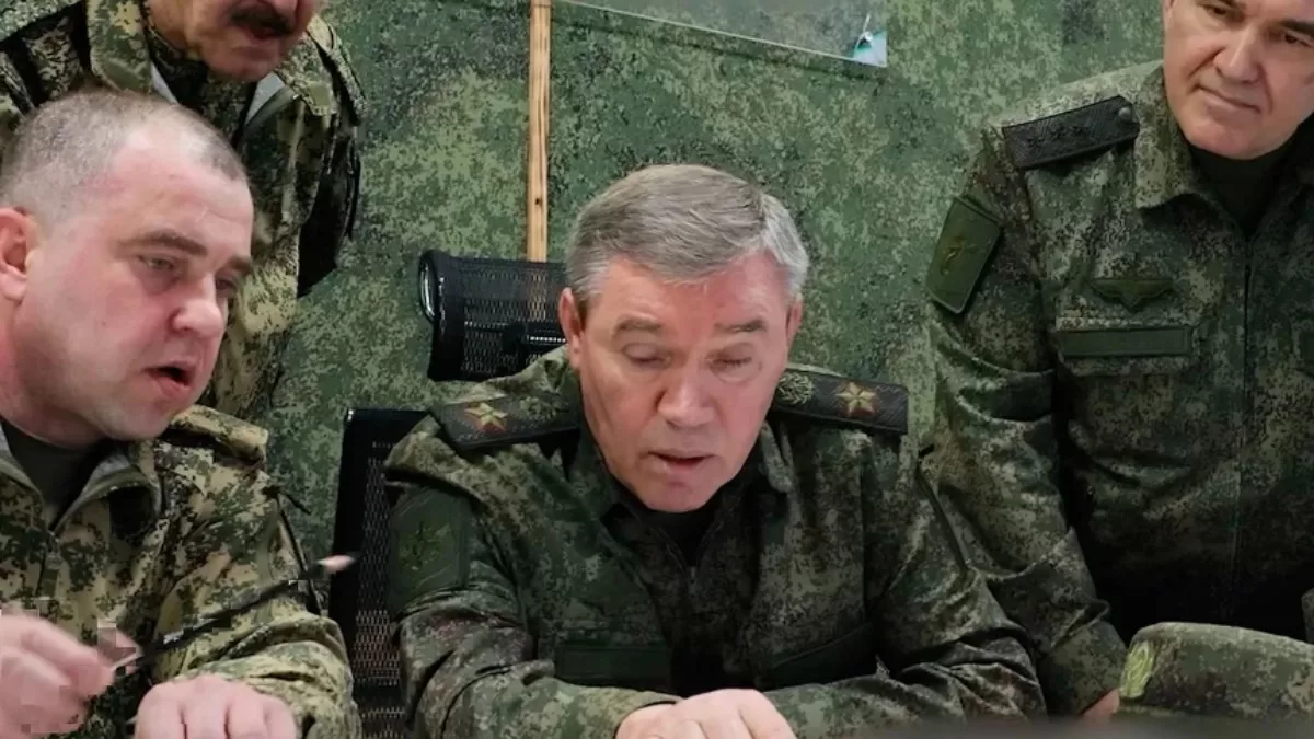 Начальник Генерального штаба ВС России генерал Валерий Герасимов (в центре) разговаривает с офицерами во время инспекции войск, участвующих в боевых действиях в Украине / Фото: пресс-служба Министерства обороны России/AP