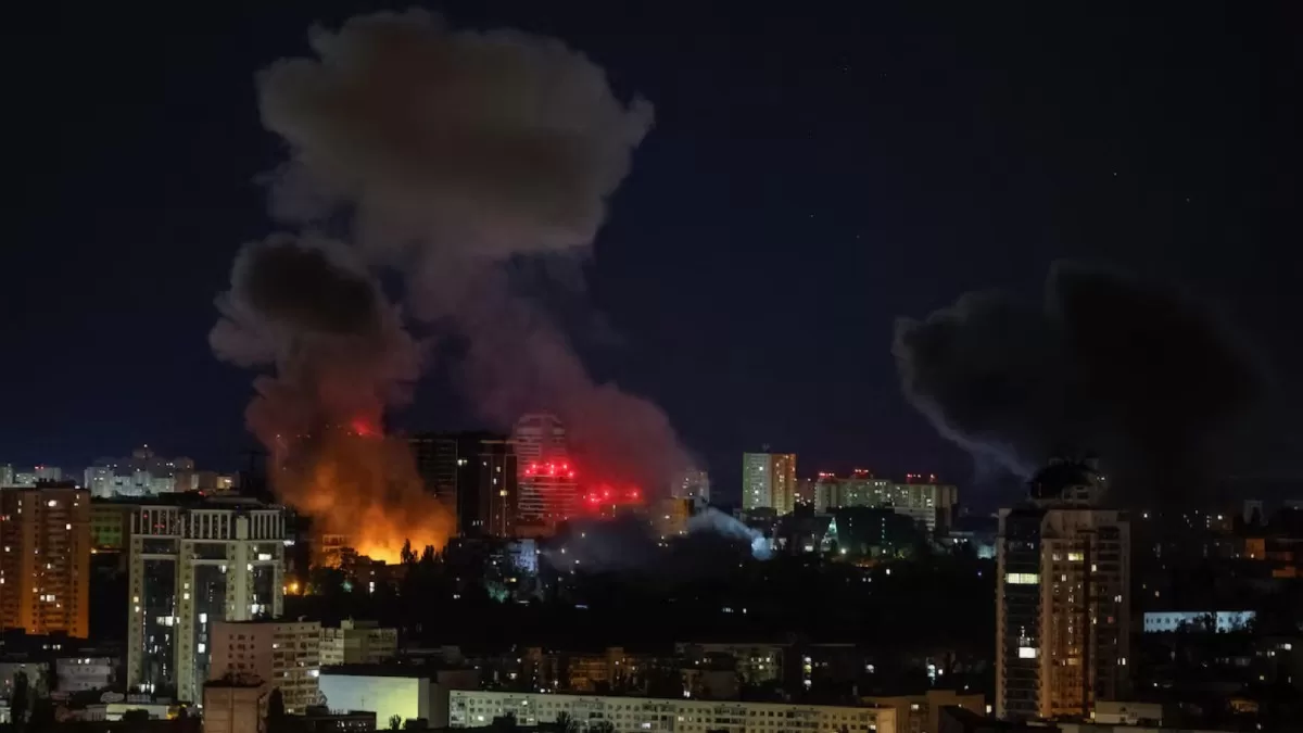 Дим від вибухів у Києві у ніч на 24 травня 2026 / Фото: Reuters