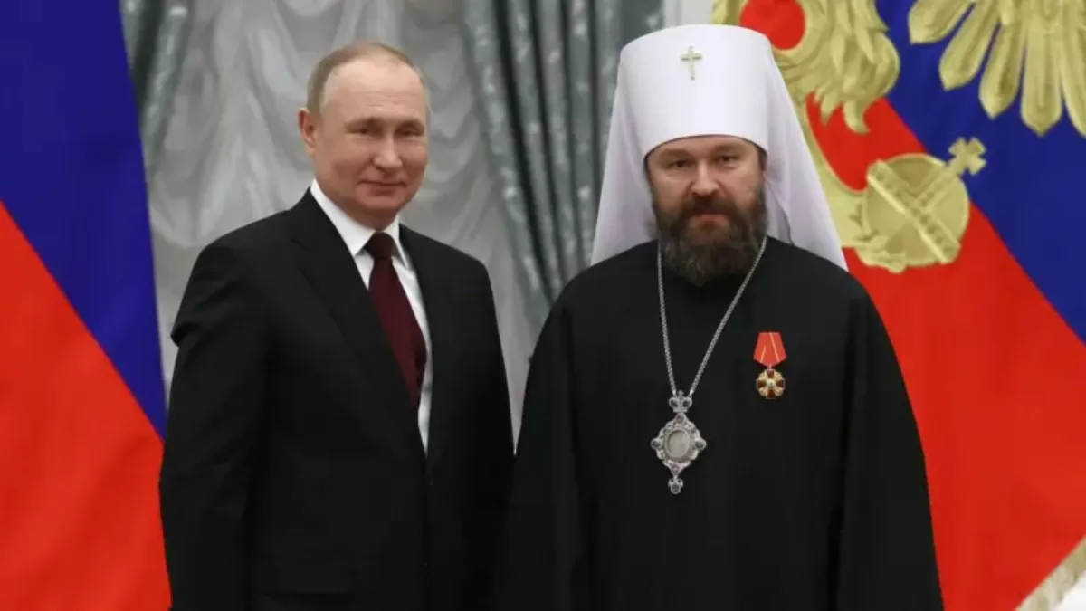 У лютому 2022 року Володимир Путін нагородив митрополита Іларіона орденом Олександра Невського / Фото: ТАСС