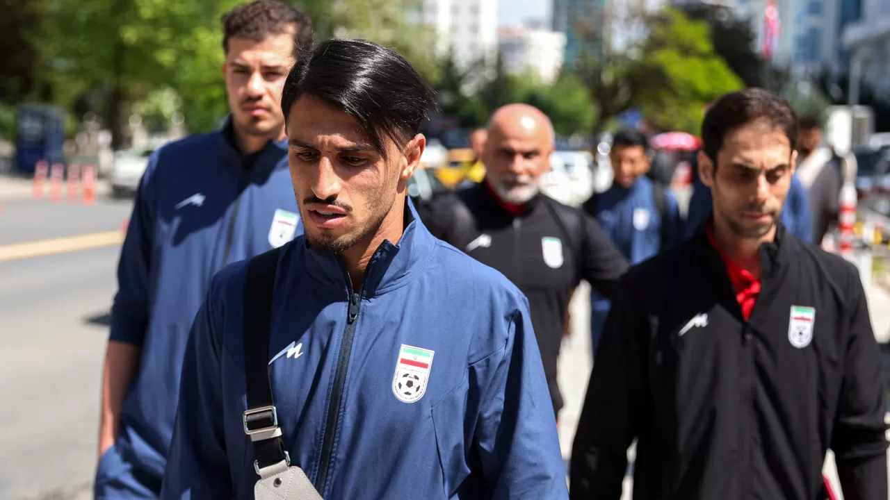 Гравці та тренерський штаб збірної Ірану прибули до посольства Канади в Анкарі для оформлення віз напередодні чемпіонату світу / Фото: Reuters
