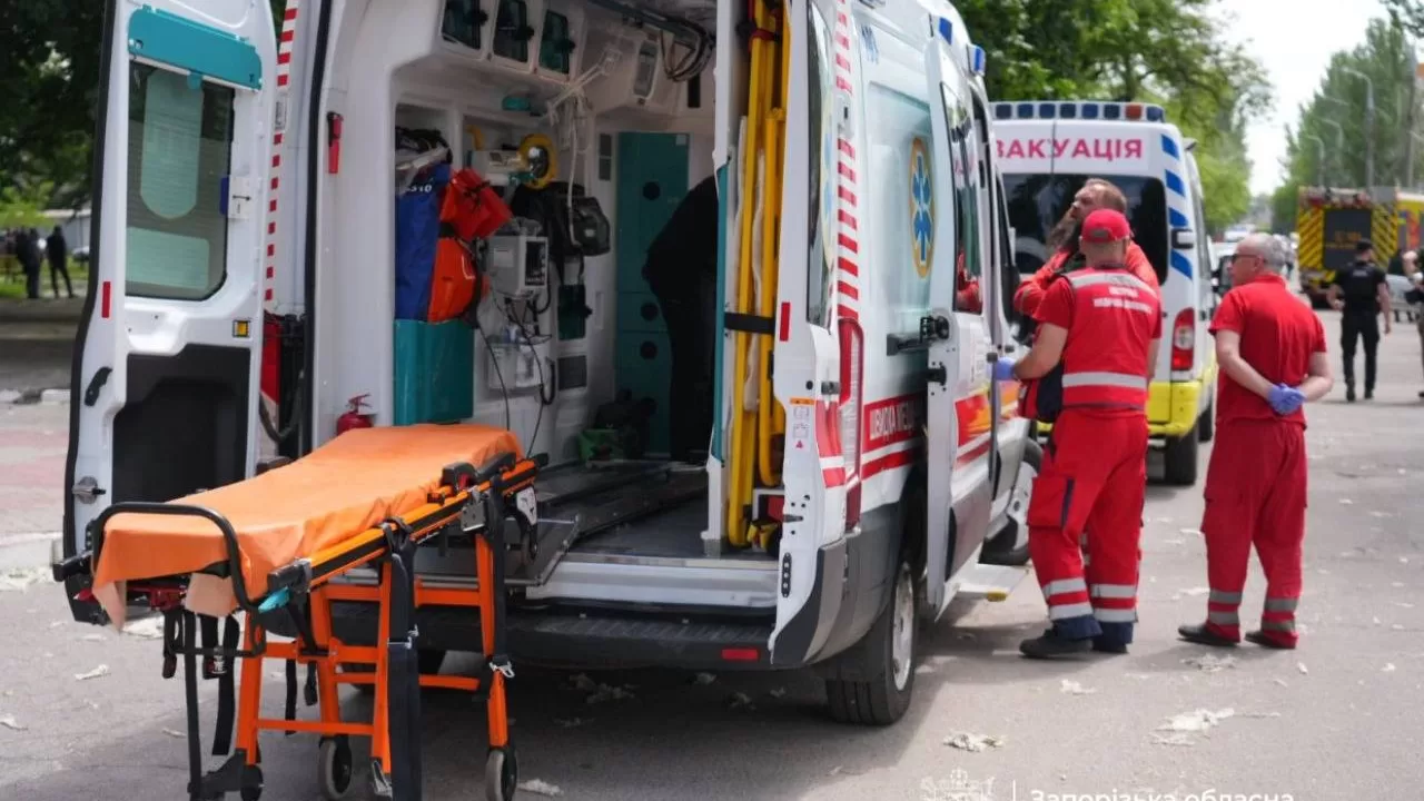 Медики на місці ракетного удару по Запоріжжю / Фото: Запорізька ОВА