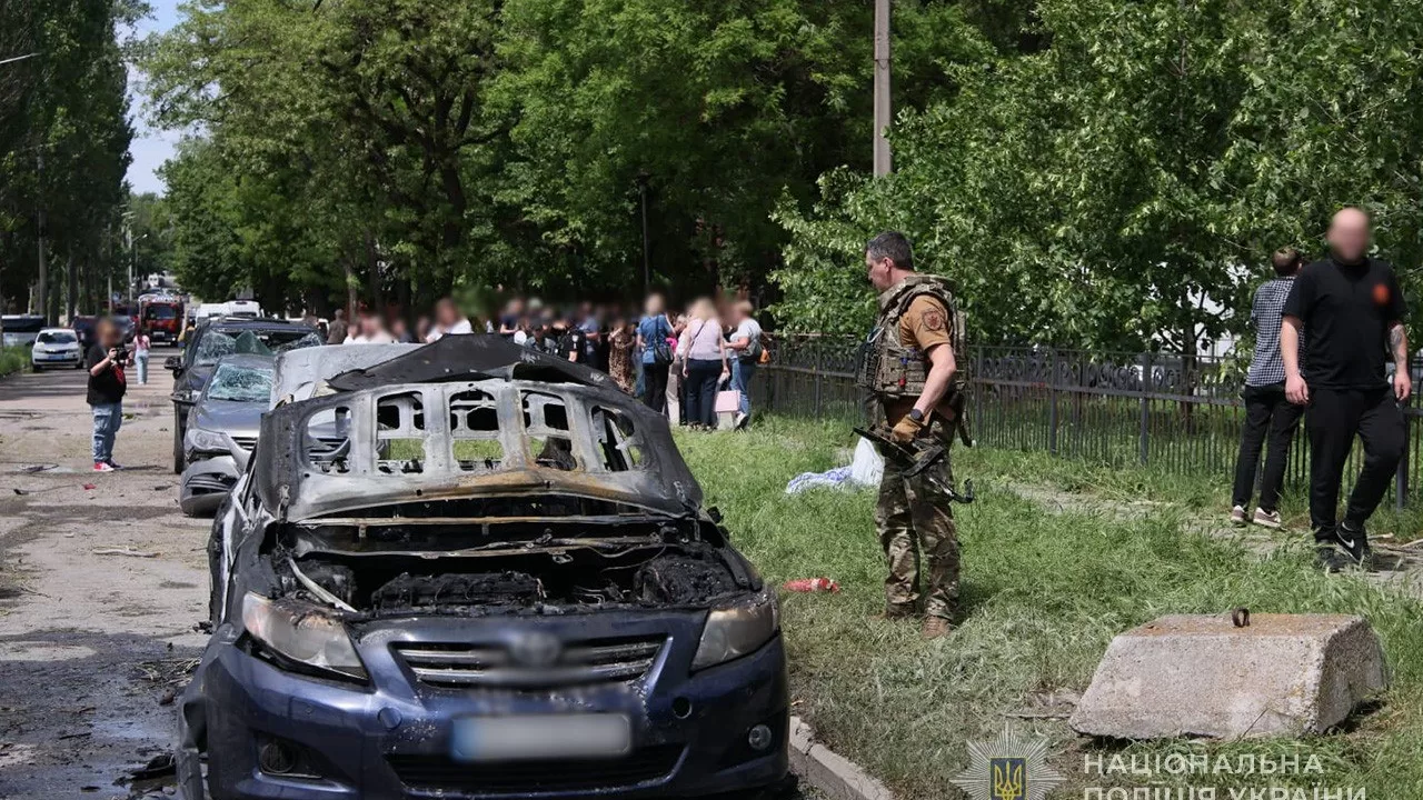 Пошкоджені внаслідок російської атаки автівки у Запоріжжі / Фото: Нацполіція