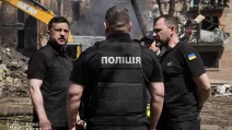 Volodymyr Zelenskyy and Ihor Klymenko at the site of the strike on Kyiv on May 24 / Photo: t.me/V_Zelenskiy_official