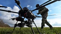 Украинский военнослужащий проверяет связь с БпЛА Vampire перед полётом вблизи линии фронта. Запорожская область, 2 февраля 2024 года / Фото: Reuters