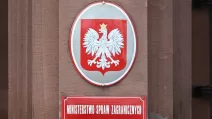 Табличка у входа в здание Министерства иностранных дел в Варшаве / Фото: PAP/Radek Pietruszka