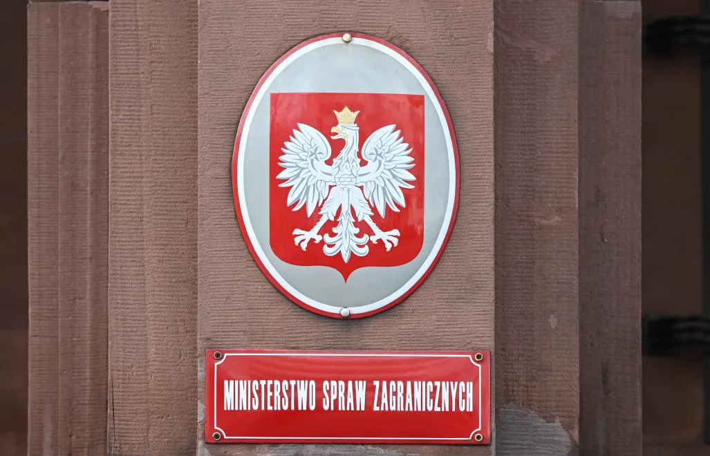 Табличка у входа в здание Министерства иностранных дел в Варшаве / Фото: PAP/Radek Pietruszka