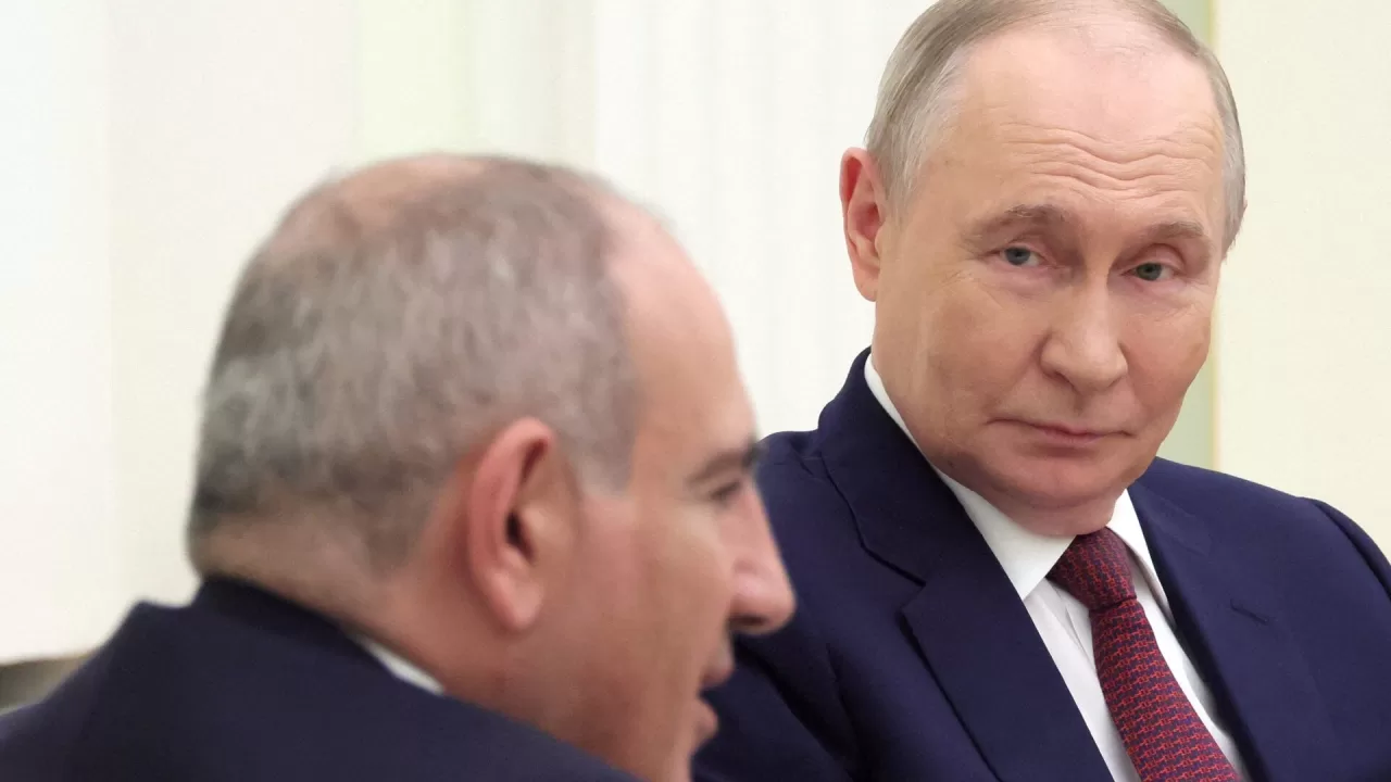 Путин и премьер-министр Армении Никол Пашинян проводят встречу в Кремле, 1 апреля 2026 года / Фото: Reuters