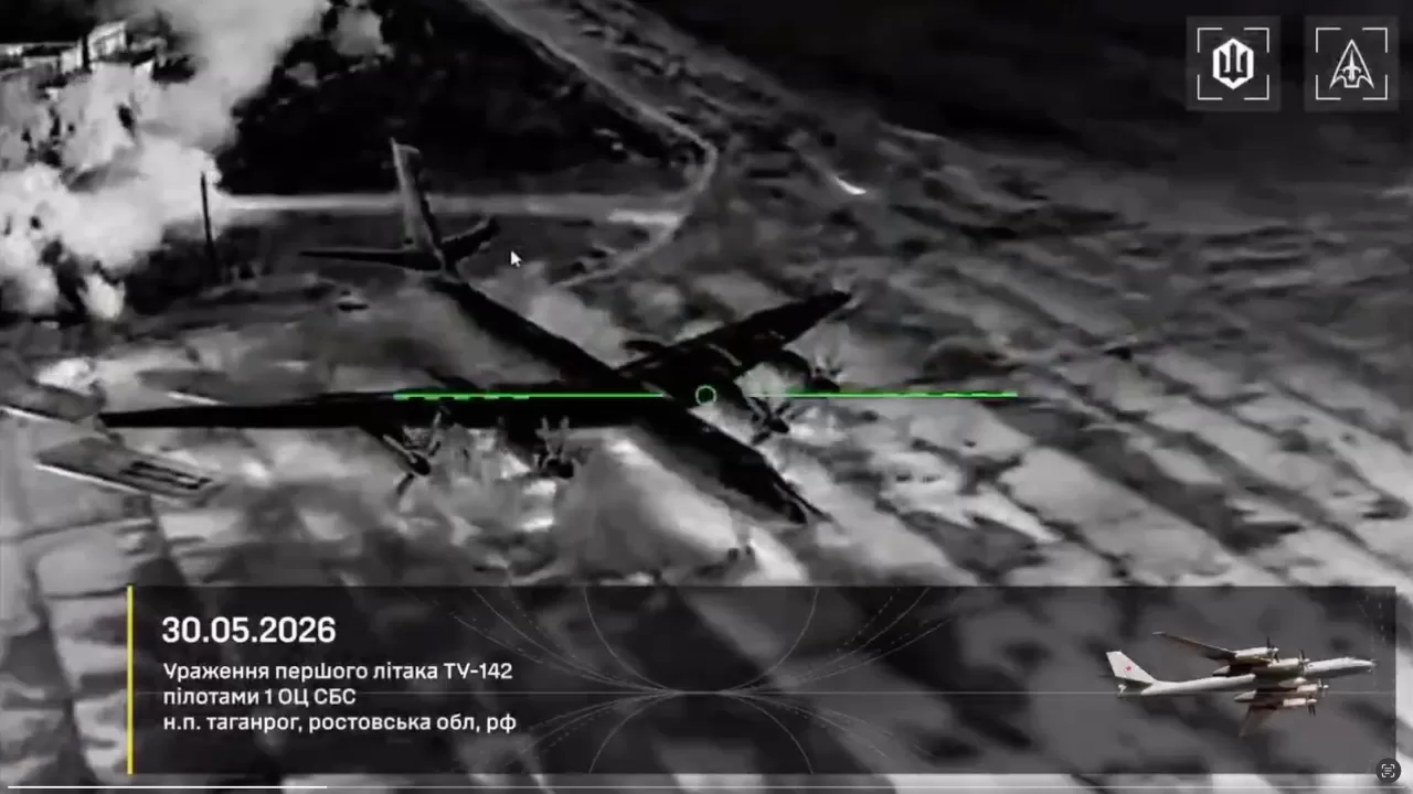 Через мить Ту-142 яскраво горітиме / Скріншот