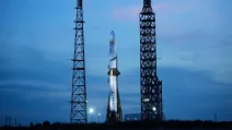 Ракета New Glenn компании Blue Origin готова к запуску на базе Космических сил США на мысе Канаверал во Флориде, 18 апреля 2026 года / Фото AP