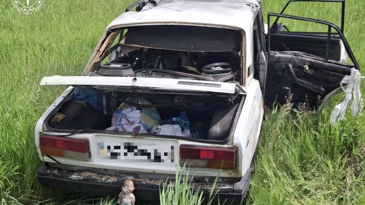 Російський FPV-дрон атакував авто на Харківщині: поранено двох літніх людей / Фото: Харківська обласна прокуратура