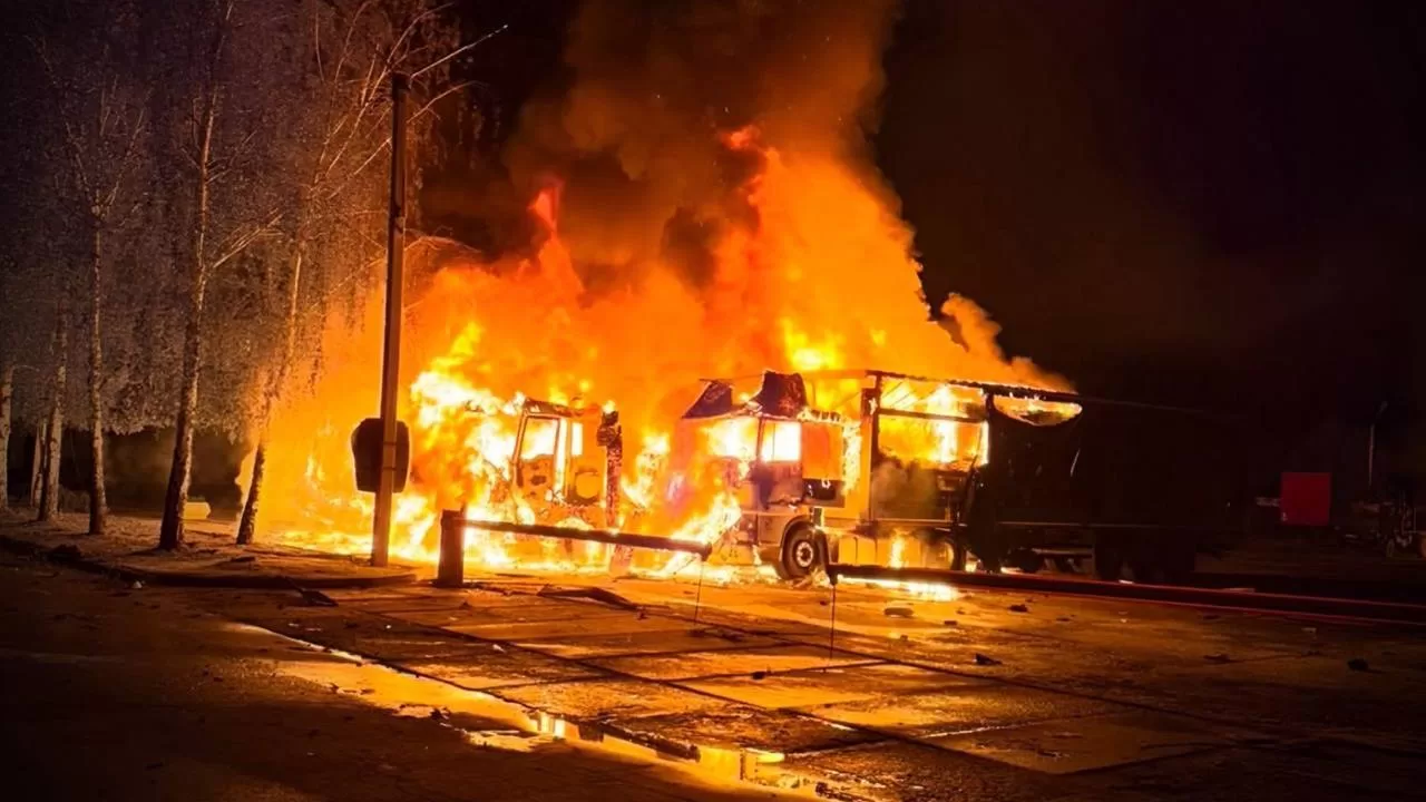 орожий дрон влучив по підприємству на Чернігівщині: згоріли вантажівки, є жертва / Фото: ДСНС