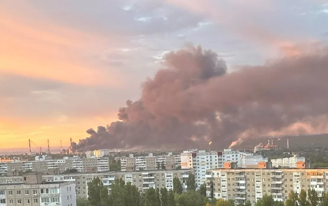 Пожежа на резервуарному парку НПЗ у Саратові / Фото: соцмережі